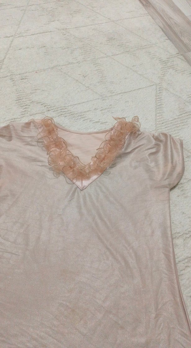 Dantel Detaylı Bej V Yaka Kadın tshirt - Görsel 2