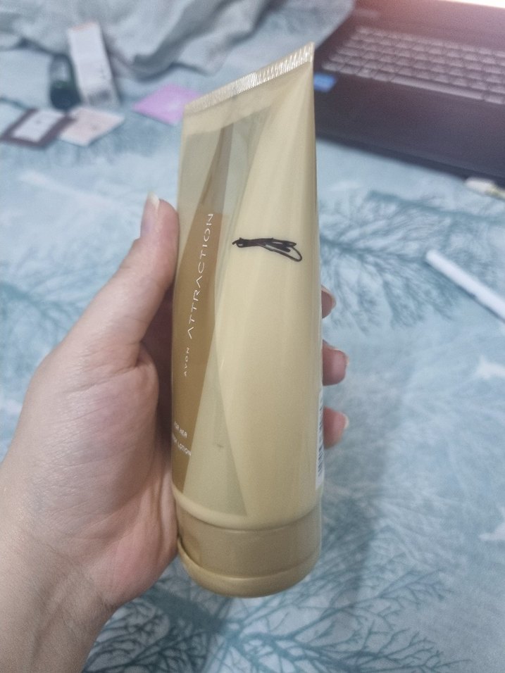 Avon Attraction Kadın Vücut Losyonu - Görsel 2