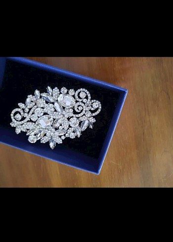 Beden beyaz Renk Swarovski taşlı şık broş