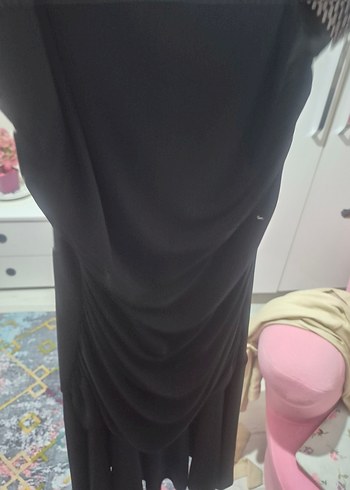 dökümlü kumaştan askılı önü taşlı  elbise - Görsel 4