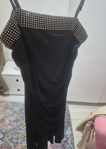 dökümlü kumaştan askılı önü taşlı  elbise - Görsel 2