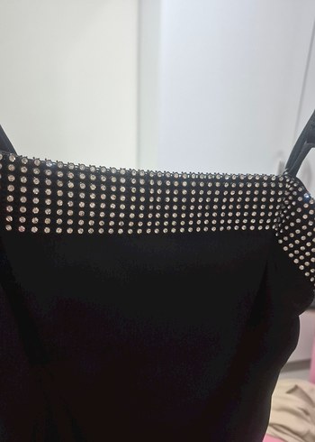 dökümlü kumaştan askılı önü taşlı  elbise - Görsel 3