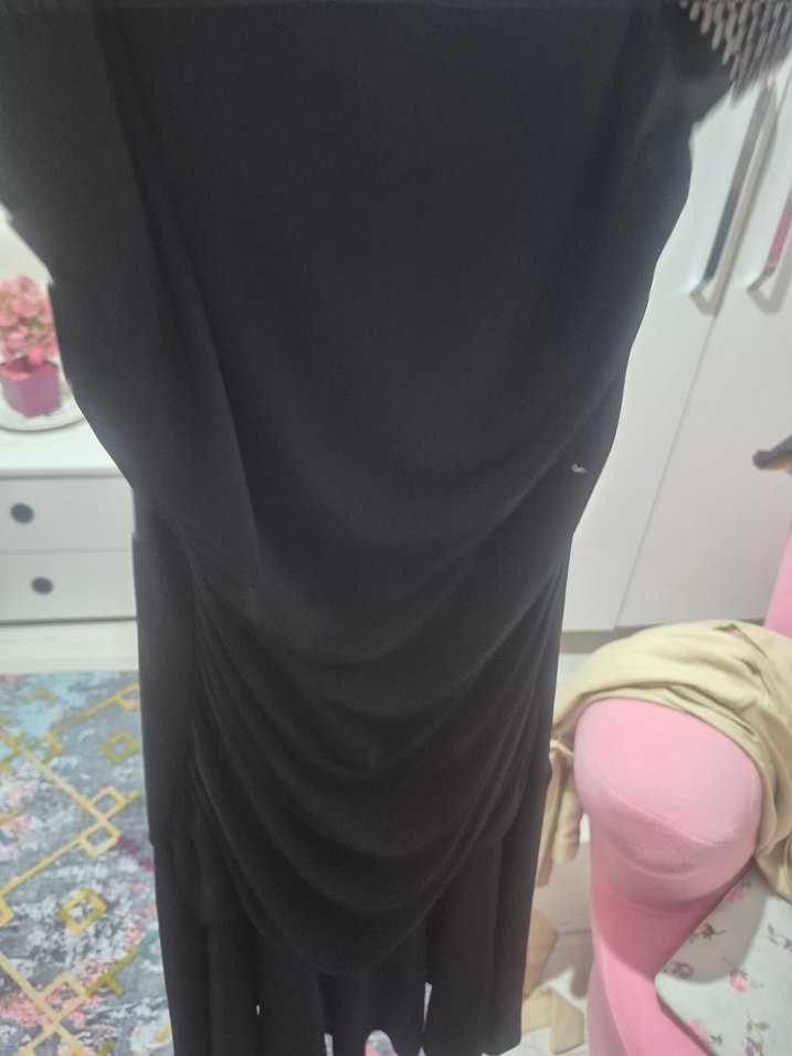 dökümlü kumaştan askılı önü taşlı  elbise - Görsel 4