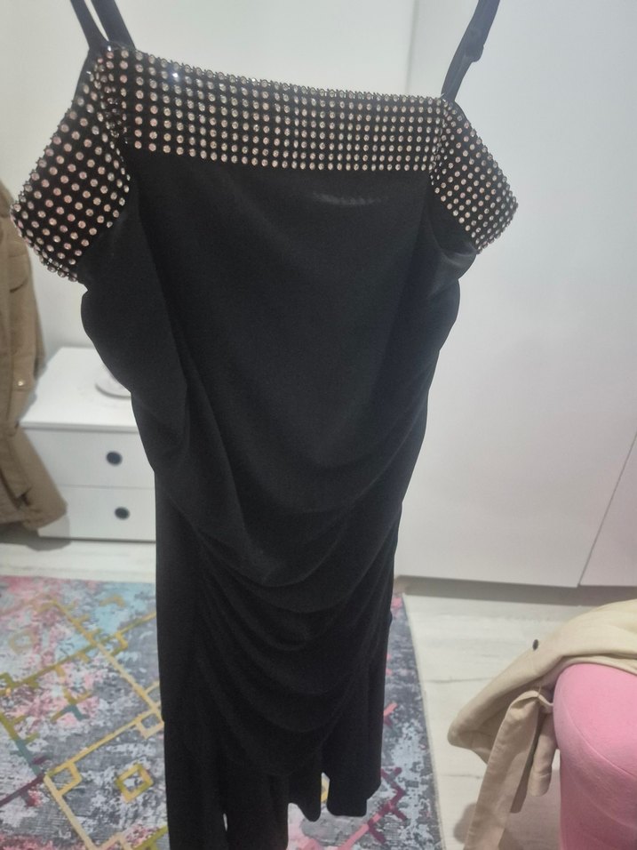 dökümlü kumaştan askılı önü taşlı  elbise - Görsel 2