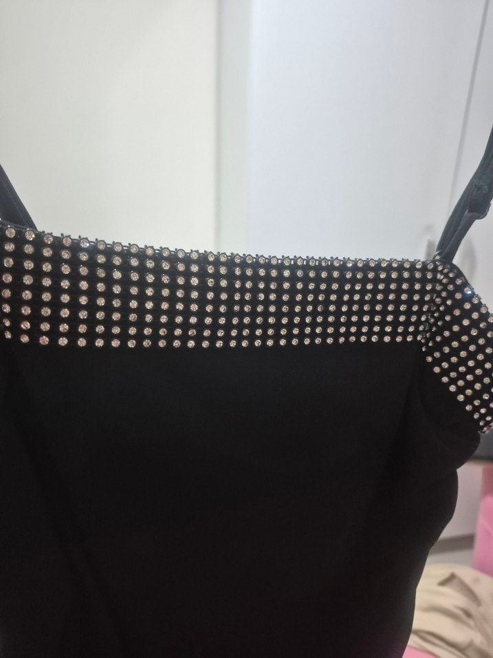 dökümlü kumaştan askılı önü taşlı  elbise - Görsel 3