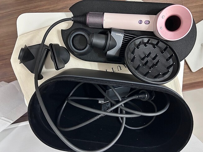 Dyson dyson supersonic saç kurutma makinesi.