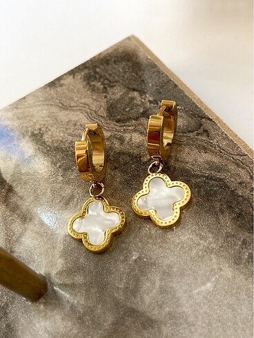 Beden beyaz Renk Van Cleef Model Beyaz Yonca Çelik Küpe
