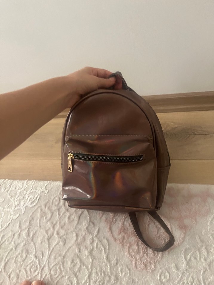 Kahverengi Parlak Deri Kadın Sırt Çantası - Görsel 2