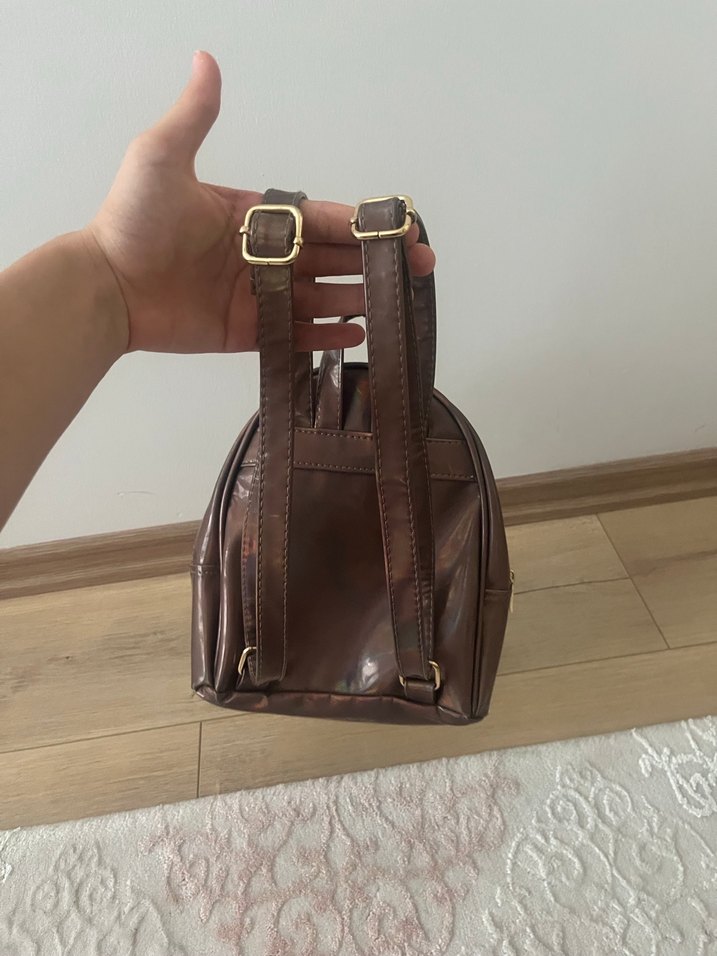 Kahverengi Parlak Deri Kadın Sırt Çantası - Görsel 4