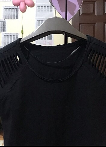 Kolları yırtık t-shirt