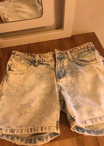 Bej Mini Yırtık Detaylı Bol Kesim Kot Şort