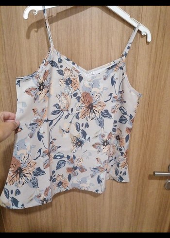 Bej Çiçekli Askılı Kadın Bluz - Görsel 3