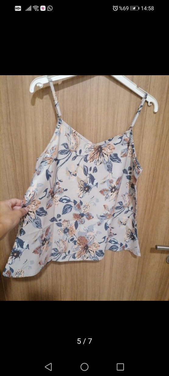 Bej Çiçekli Askılı Kadın Bluz - Görsel 4