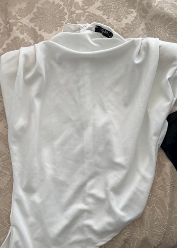 Beyaz vatkalı bluz - Görsel 3