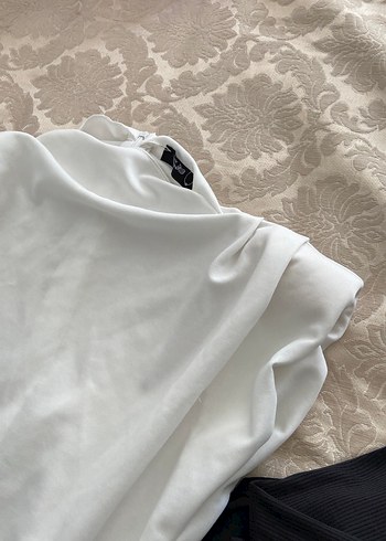 Beyaz vatkalı bluz - Görsel 2