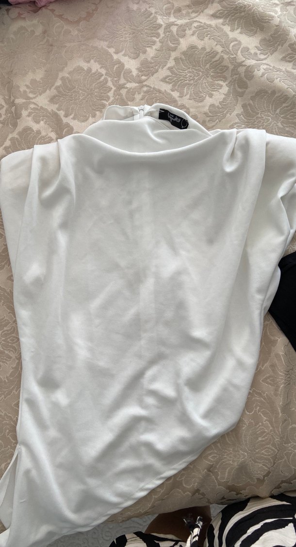 Beyaz vatkalı bluz - Görsel 3