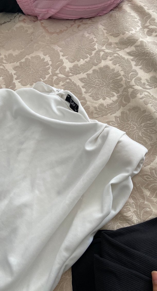 Beyaz vatkalı bluz - Görsel 2