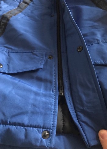 Erkek Çocuk Mavi Kapüşonlu Düğmeli Kaban - Görsel 3