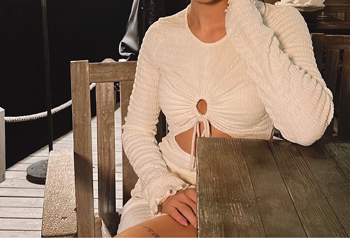 Bershka Gofret kumaş krem rengi elbise
