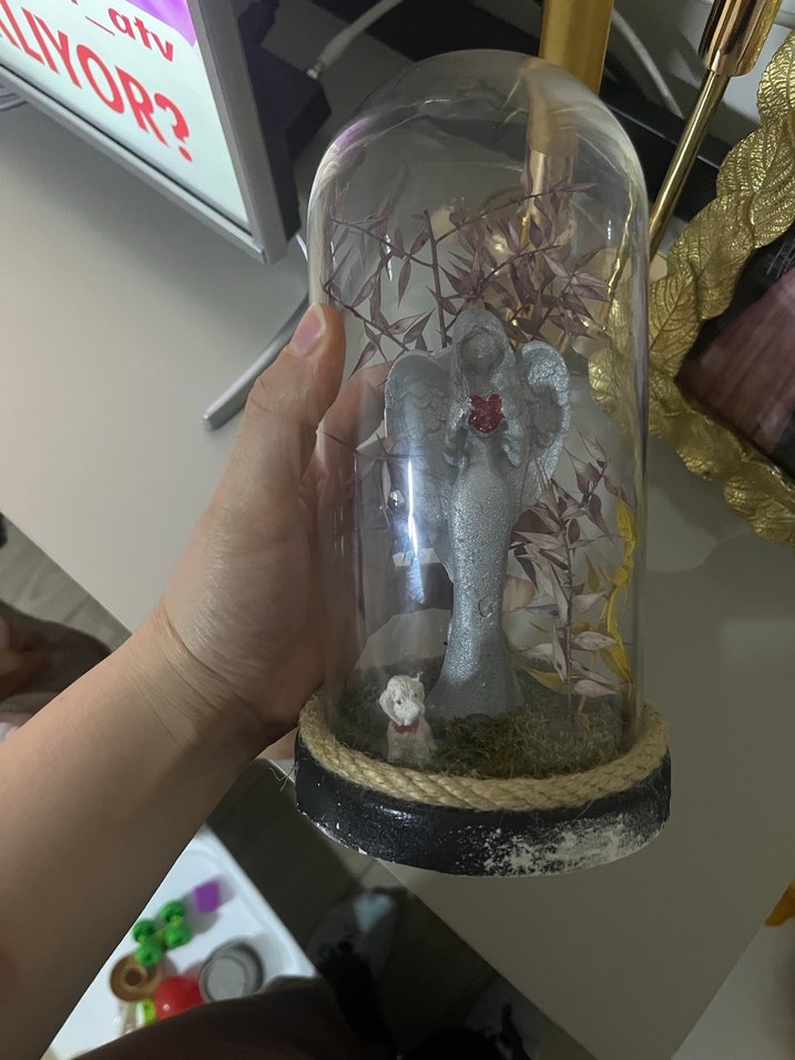 Gri Melek ve Köpek Figürlü Dekoratif Fanus - Görsel 2