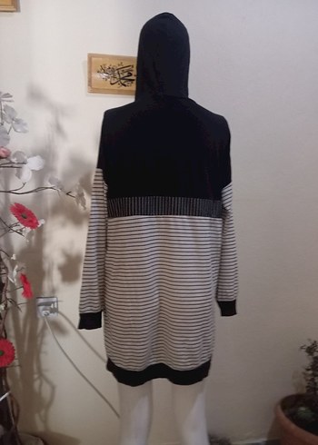 Kapüşonlu Siyah-Beyaz Baskılı Sweatshirt - Görsel 4