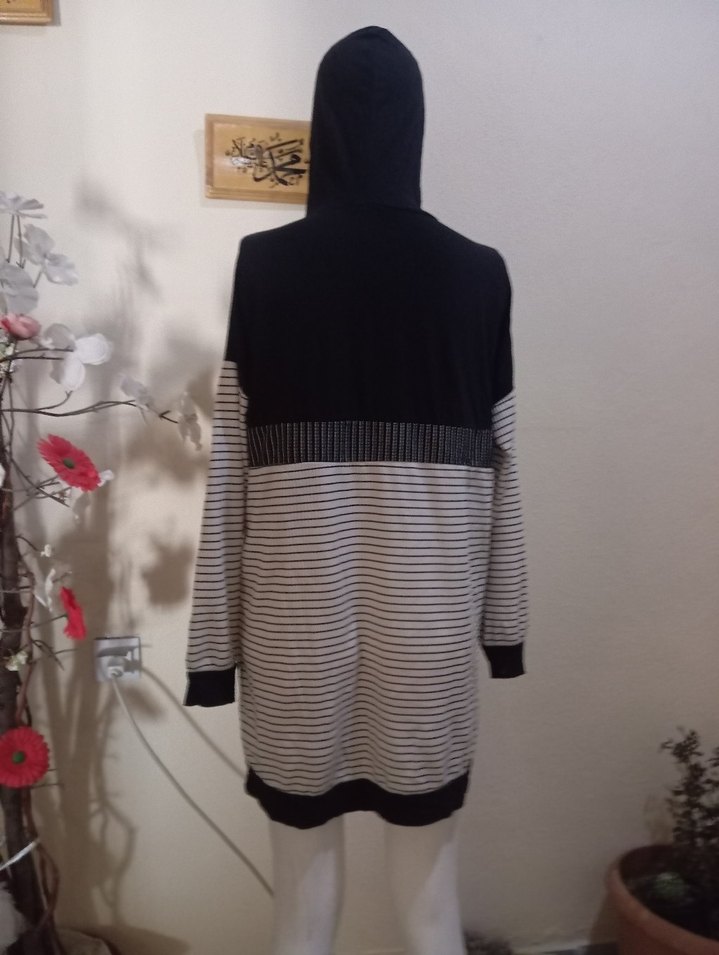 Kapüşonlu Siyah-Beyaz Baskılı Sweatshirt - Görsel 4