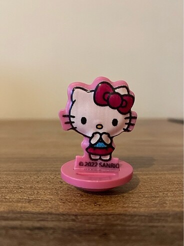 Hello kitty yumurtasından çıkıyor yeni aynısı olduğu için satıyo