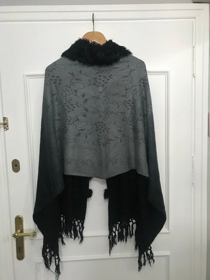 Kürk Detaylı Siyah Midi Panço - Görsel 2