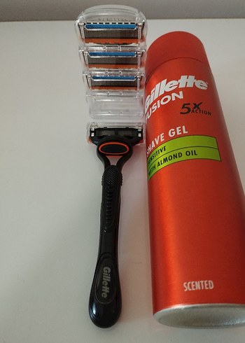 Gillette Fusion Tıraş Makinesi ve 4 Yedek Başlık +; Tıraş Jeli