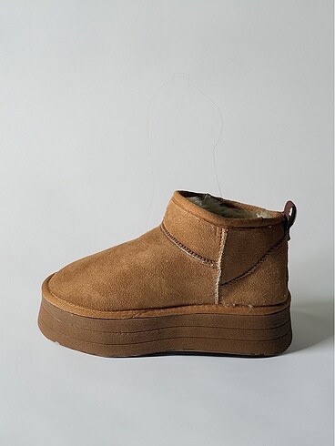 Ugg Model Bot