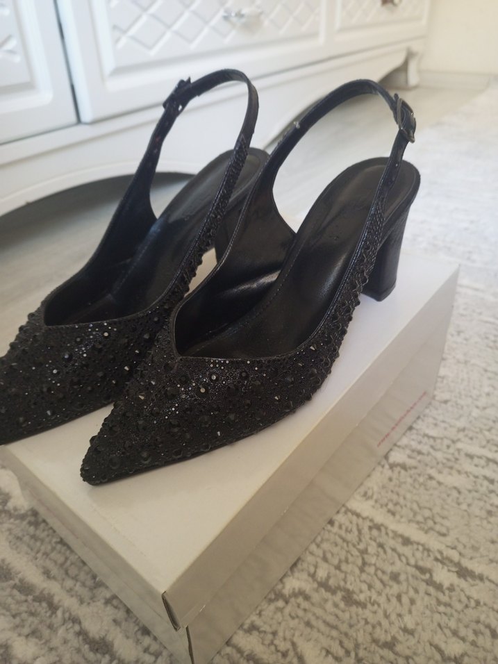 Siyah Taşlı Sivri Topuklu Slingback — görsel 2/5