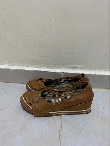 Kahverengi dolgu topuk ayakkabı