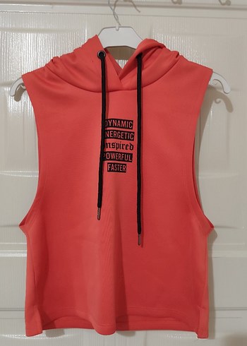 Kırmızı Kapüşonlu Kolsuz Spor Yelek