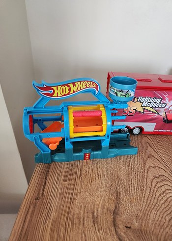  2 Hot Wheels 1 Şimşek Mcqueen