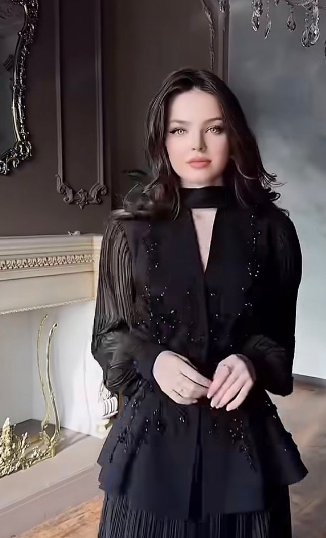 Uzun Siyah Gotik İşlemeli Kadın Elbise - Görsel 3