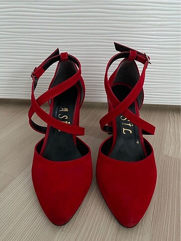 Kırmızı süet topuklu ayakkabı