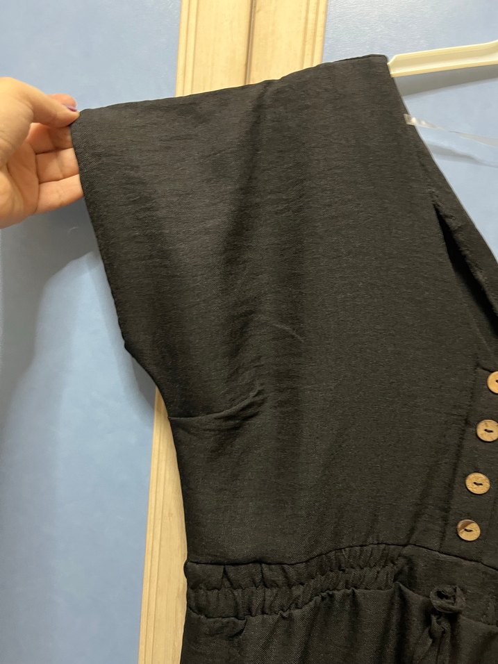 Düğmeli V Yaka Siyah Keten Midi Elbise - Görsel 2