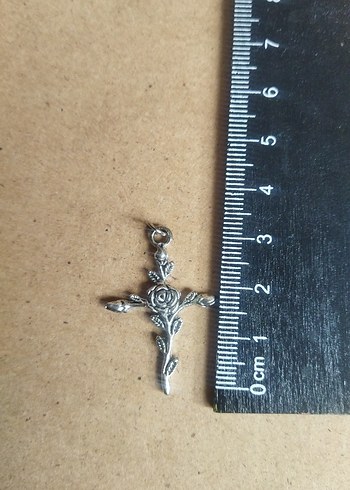 Gül Detaylı Gotik haç Kolye - Görsel 2