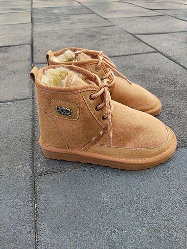 Ugg Ugg bağcıklı