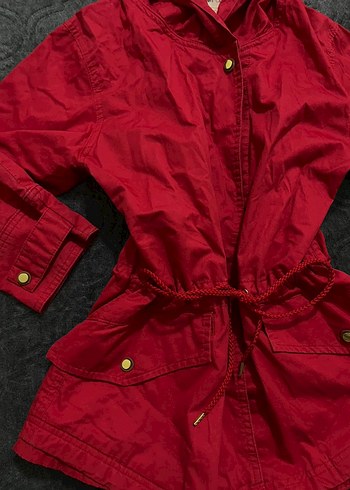 Büzgülü Kırmızı Kapüşonlu Yağmurluk - Görsel 2