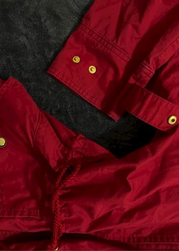 Büzgülü Kırmızı Kapüşonlu Yağmurluk - Görsel 4