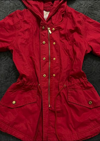 Büzgülü Kırmızı Kapüşonlu Yağmurluk - Görsel 3