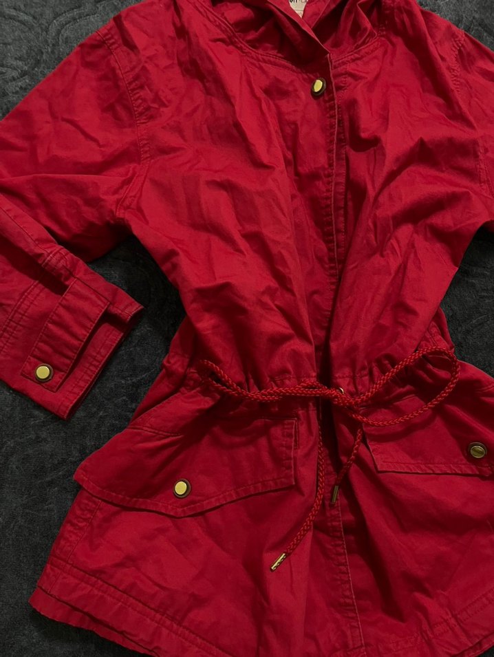 Büzgülü Kırmızı Kapüşonlu Yağmurluk - Görsel 2