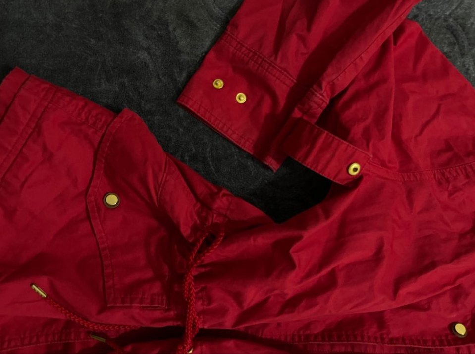 Büzgülü Kırmızı Kapüşonlu Yağmurluk - Görsel 4