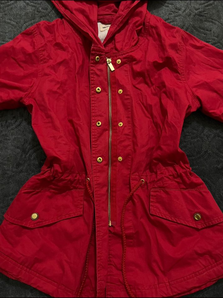 Büzgülü Kırmızı Kapüşonlu Yağmurluk - Görsel 3