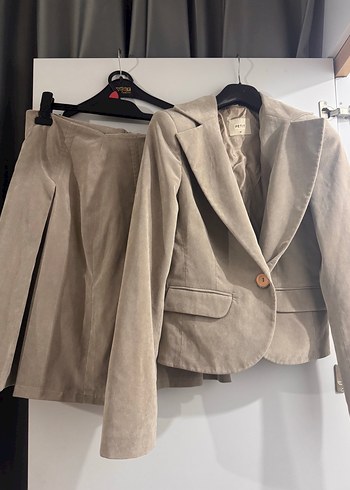 Bej Süet Düğmeli Kadın Blazer ve Etek Takımı