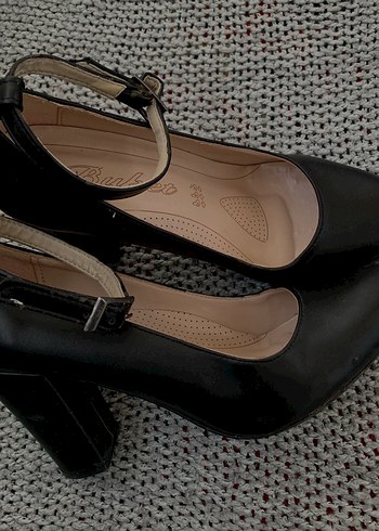 Siyah Kemerli Blok Topuklu Kadın Stiletto