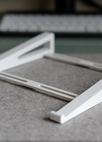 Beden Dekoratif Laptop Standı