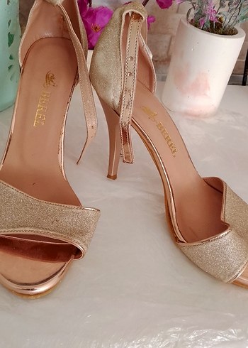 Altın Renkli Parlak Tokalı Stiletto Topuklu Kadın Ayakkabı - Görsel 3