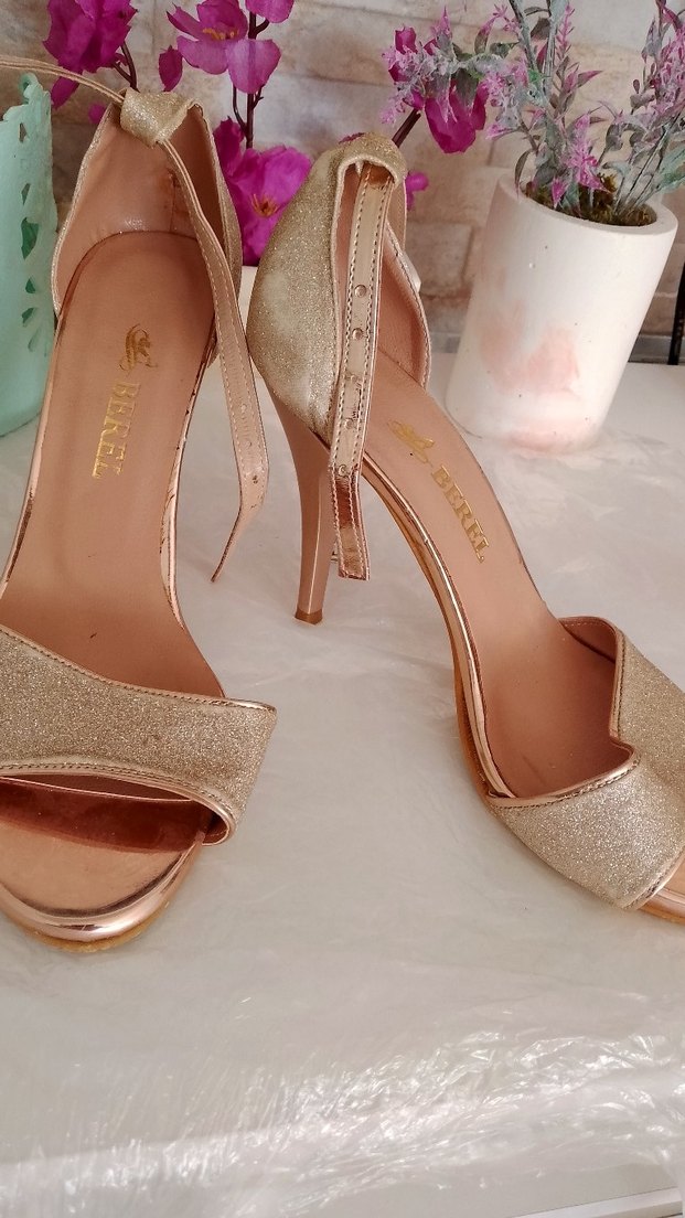 Altın Renkli Parlak Tokalı Stiletto Topuklu Kadın Ayakkabı - Görsel 3